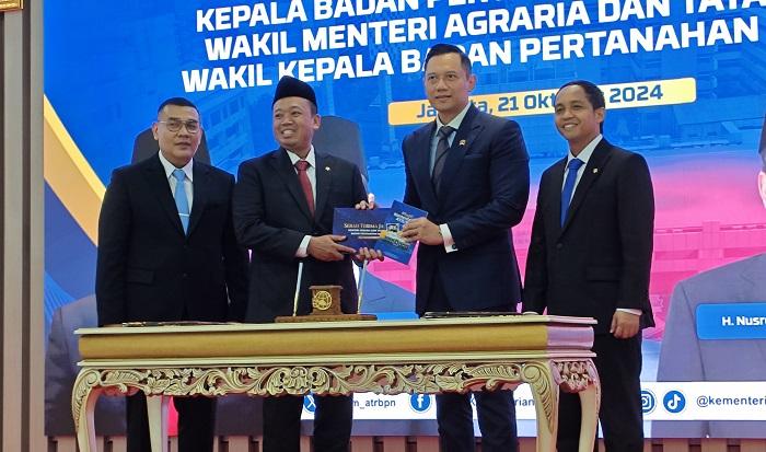 Agus-Harimurti-Yudhoyono-AHY-dan-Menteri-ATRBPN-Kabinet-Merah-Putih-Nusron.jpg