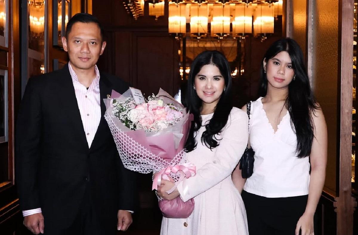 Agus-Yudhoyono-merayakan-hari-pernikahan-ke-20-tahun-bersama-Annisa-Pohan-ditemani-Almira.jpg