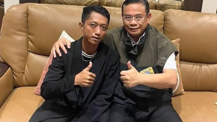 Ahmad-Husein-dan-Bupati-Pati-Sudewo-duduk-berdampingan-sambil-mengacungkan-jempol.jpg