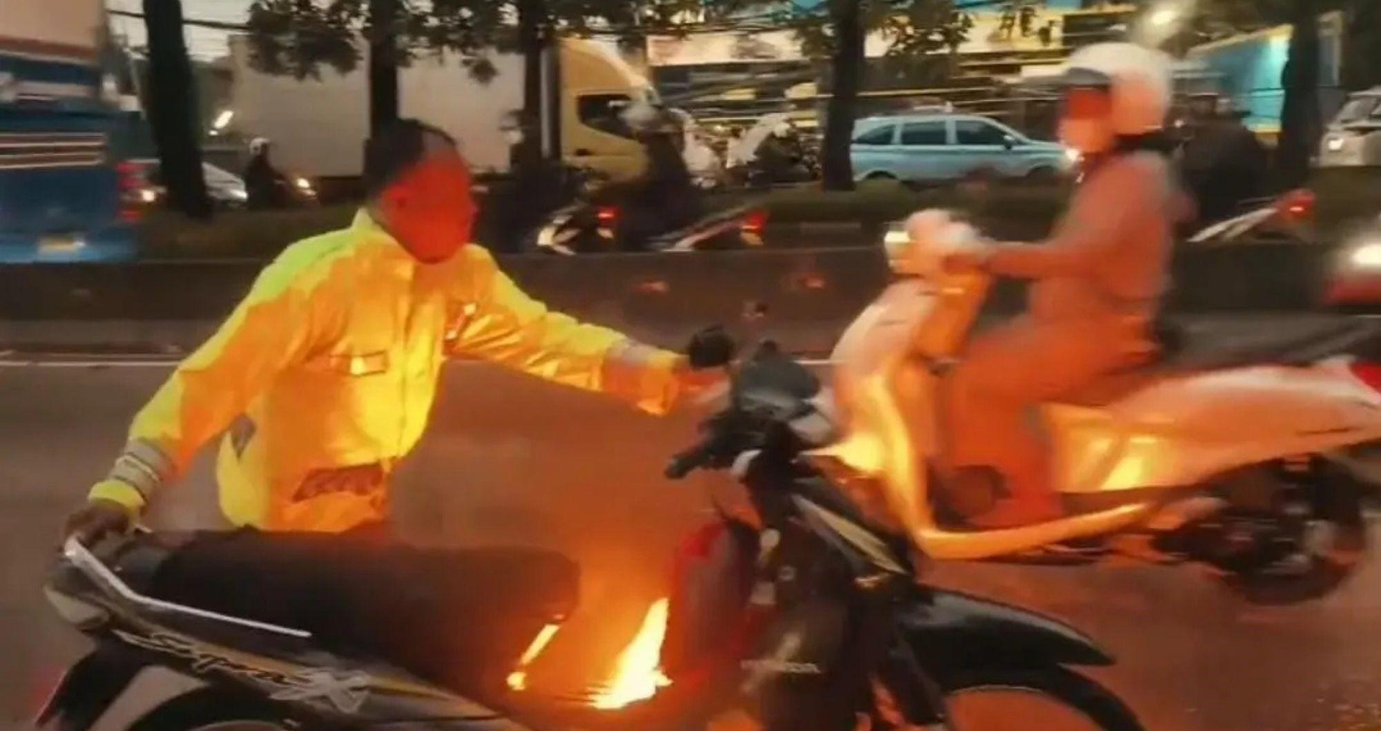 Motor Warga Mendadak Terbakar, Aiptu Edi Priyanto Bergerak Cepat di Tengah Banjir