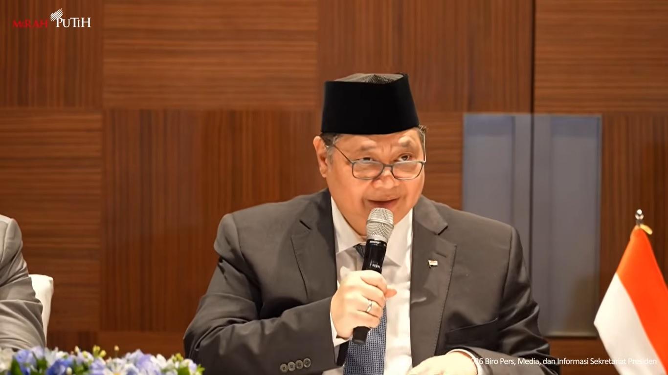 SEKOLAH TATAP MUKA - Menteri Koordinator (Menko) Bidang Perekonomian Airlangga Hartarto menegaskan kegiatan belajar mengajar di sekolah tetap dilakukan secara tatap muka atau luring seperti biasa. Hal ini diungkap Airlangga untuk menanggapi kekhawatiran masyarakat soal kemungkinan kegiatan sekolah dilakukan secara daring atau online menyusul adanya kebijakan WFH untuk ASN, Selasa (31/3/2026).