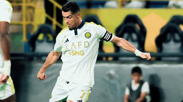 Aksi-Cristiano-Ronaldo-saat-menendang-bola-pada-laga-Al-Nassr-vs-Al-Khaleej.jpg