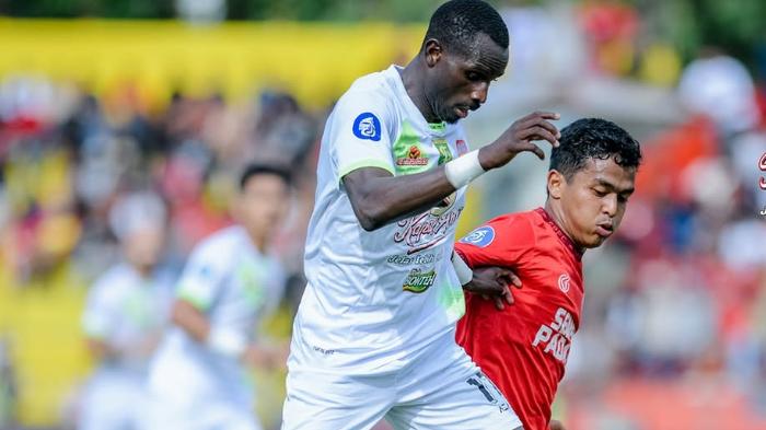 Aksi-Flávio-Silva-Persebaya-saat-lawan-Semen-Padang-di-Liga-1.jpg