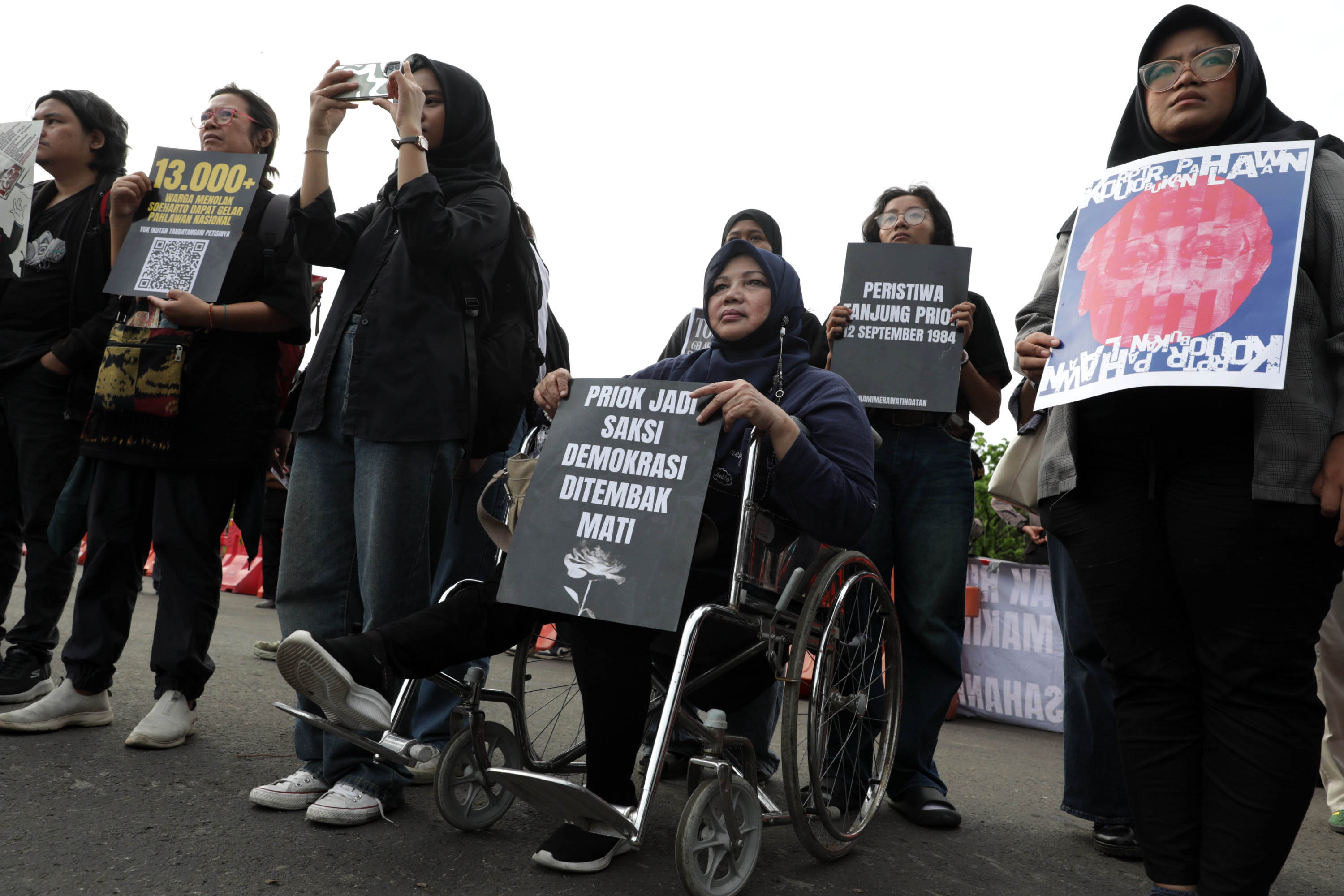 AKSI KAMISAN - Aktivis Jaringan Solidaritas Korban untuk Keadilan mengikuti Aksi Kamisan ke-885 di depan Istana Merdeka, Jakarta, Kamis (6/11/2025). Aksi tersebut untuk menolak rencana gelar pahlawan nasional kepada mantan presiden Soeharto dan mendesak Ketua Dewan Gelar, Tanda Jasa dan Kehormatan yang sekaligus Menbud Fadli Zon mengurungkan rencana usulan pemberian gelar pahlawan nasional kepada mantan presiden Soeharto. TRIBUNNEWS/IRWAN RISMAWAN