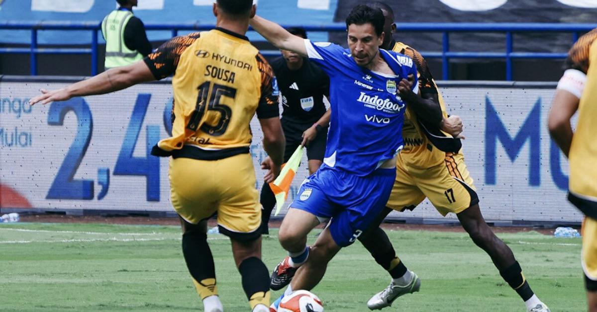 Aksi-Thom-Haye-pada-laga-Persib-vs-Persija.jpg