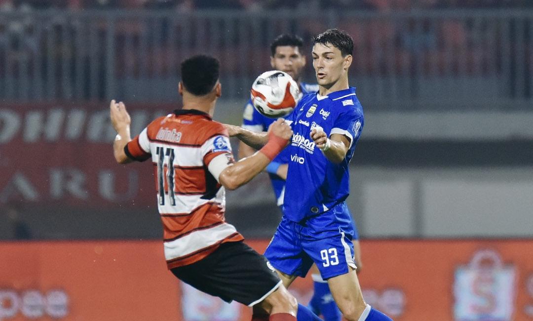 BERDUEL - Aksi bek Persib Bandung, Federico Barba (kanan) saat berduel dengan penyerang Madura United, Lulinha (kiri) pada pertandingan pekan ke-14 Super League di Stadion Gelora Ratu Pamelingan, Minggu (30/11/2025) malam WIB.