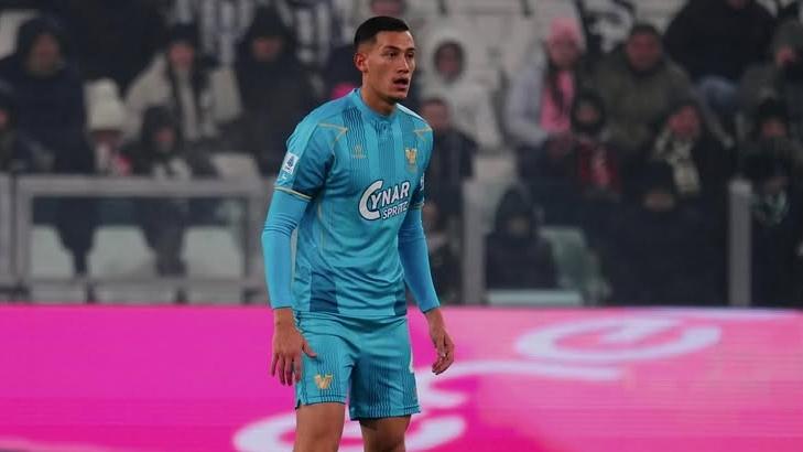 Aksi-bek-Timnas-Indonesia-Jay-Idzes-saat-membela-Venezia-melawan-Juventus-di-Liga-Italia.jpg