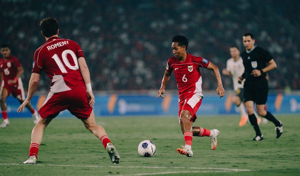 DEBUT BECKHAM - Aksi debut Beckham Putra saat membela Timnas Indonesia vs China di Stadion Utama Gelora Bung Karno (SUGBK) pada Kamis (5/6/2025). Beckham berhasil tampil memikat di laga debutnya bersama Garuda. (Laman resmi Persib)