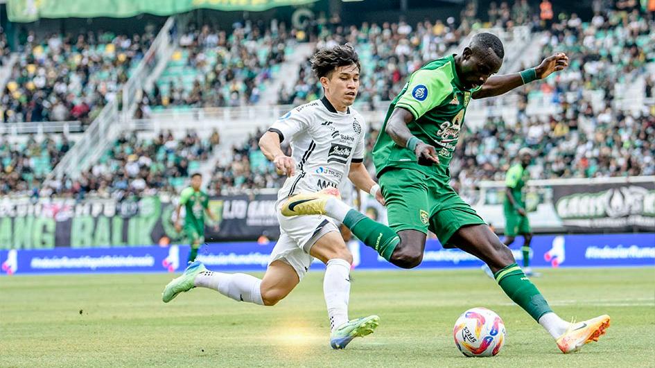 Aksi-duel-pemain-Persija-Ryo-Matsumura-melawan-penyerang-Persebaya-Flavio-Silva.jpg