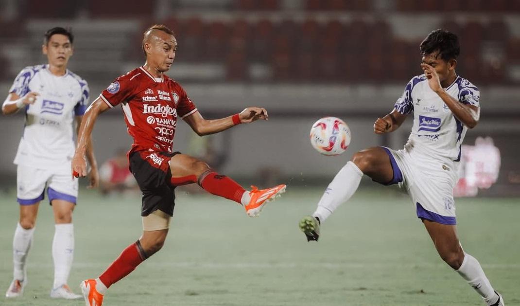 Aksi-fullback-Bali-United-Novri-Setiawan-saat-melawan-PSIS-Semarang.jpg