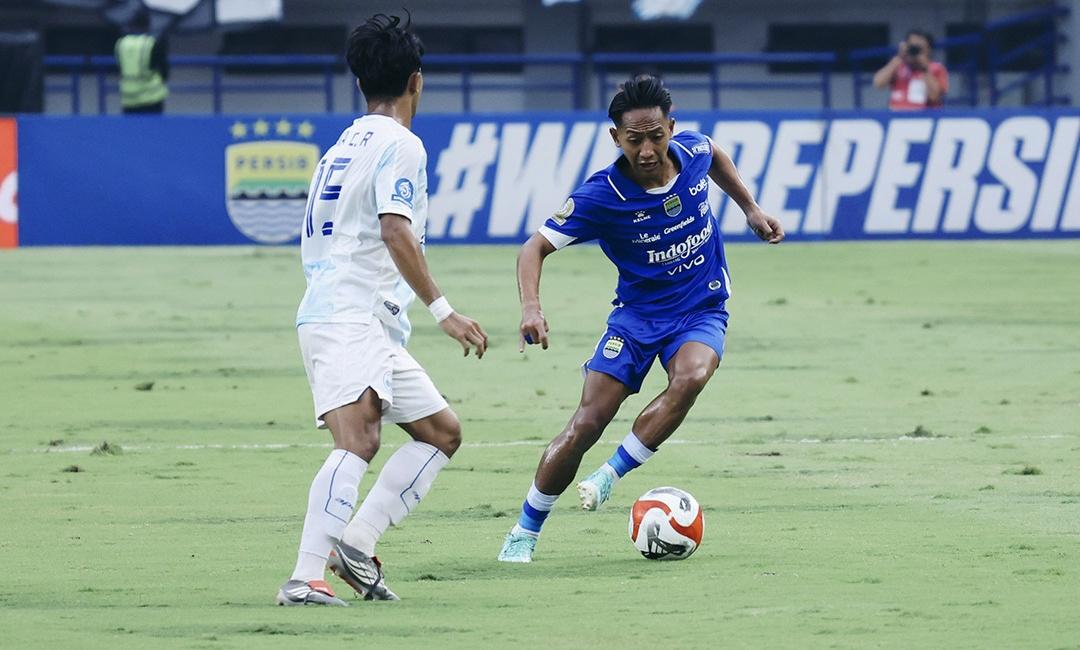 Aksi-gelandang-Persib-Bandung-Beckham-Putra-saat-melawan-PSIM-Yogyakarta.jpg