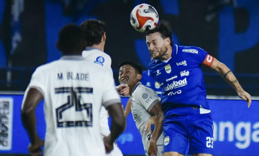 Aksi-gelandang-Persib-Bandung-Marc-Klok-saat-melawan-Arema-FC.jpg