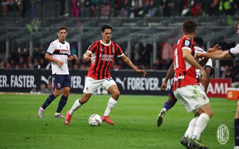 Aksi-gelarang-AC-Milan-Tijjani-Reijnders-saat-melawan-Bologna-di-Liga-Italia.jpg