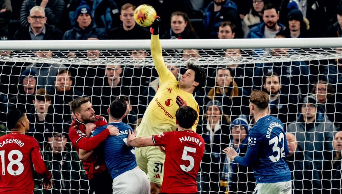 Aksi-kiper-Manchester-United-Senne-Lammens-saat-lawan-Everton-di-Liga-Inggris.jpg