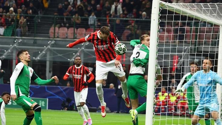 Aksi-penyerang-AC-MIlan-Santiago-Gimenez-mencetak-gol-gawang-Feyenoord.jpg
