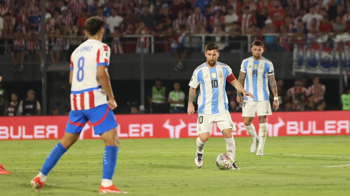 Aksi-penyerang-Argentina-Lionel-Messi-saat-melawan-Paraguay.jpg