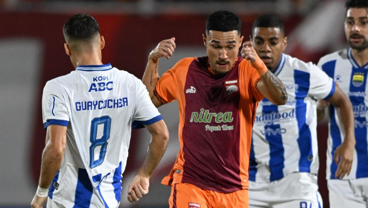 Aksi-penyerang-Borneo-FC-Juan-Villa-saat-melawan-Persib-Bandung-di-Super-League.jpg