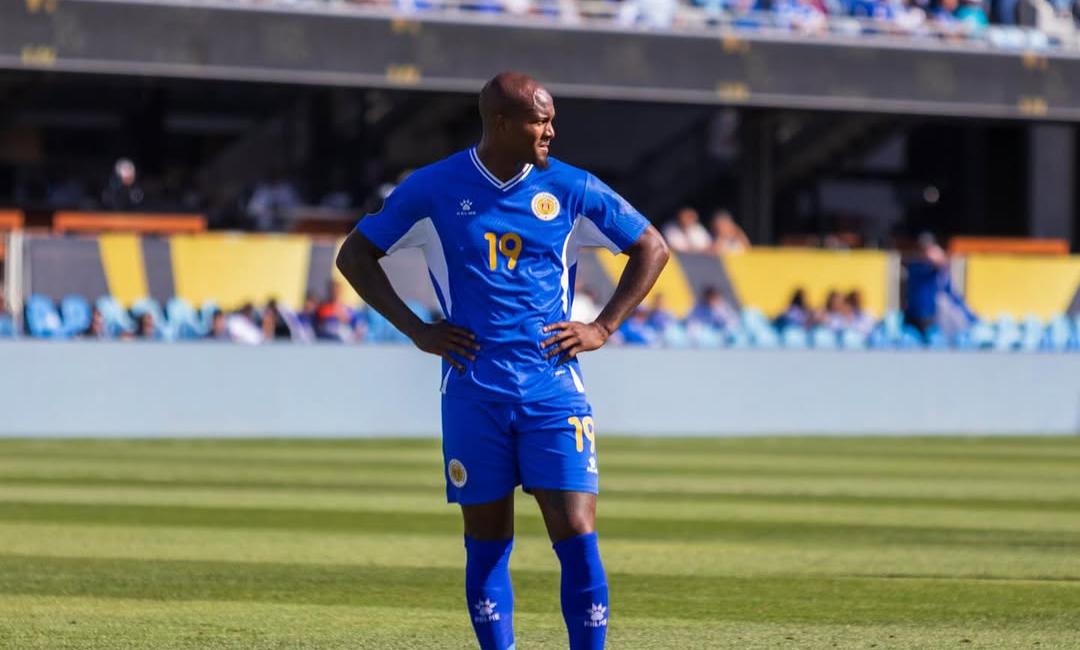 Aksi-penyerang-Curacao-Gervane-Kastaneer-saat-membela-Timnas-Curacao.jpg