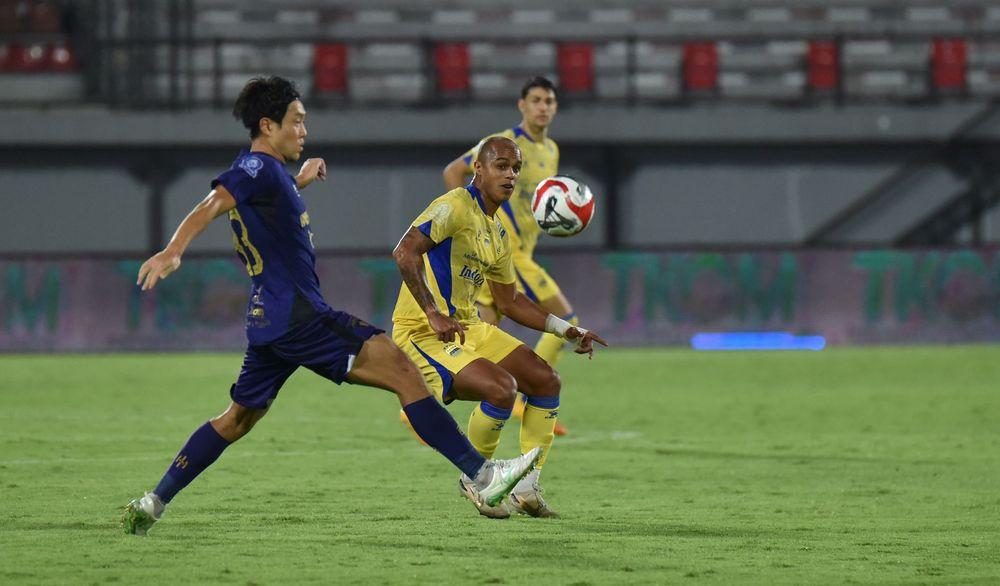 Aksi-penyerang-Persib-Bandung-Wiliam-Marcílio-saat-melawan-Persita-Tangerang.jpg