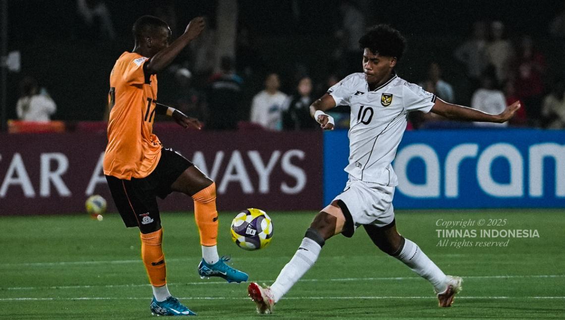 PIALA DUNIA U17 - Aksi penyerang Timnas U17 Indonesia, Fadly Alberto (kanan) saat menghadapi Zambia pada matchday perdana Grup H Piala Dunia U17 2025 di Lapangan 7 Aspire Zone, Al Rayyan, Qatar, Selasa (4/11/2025) malam WIB. (Foto: Dokumen PSSI)