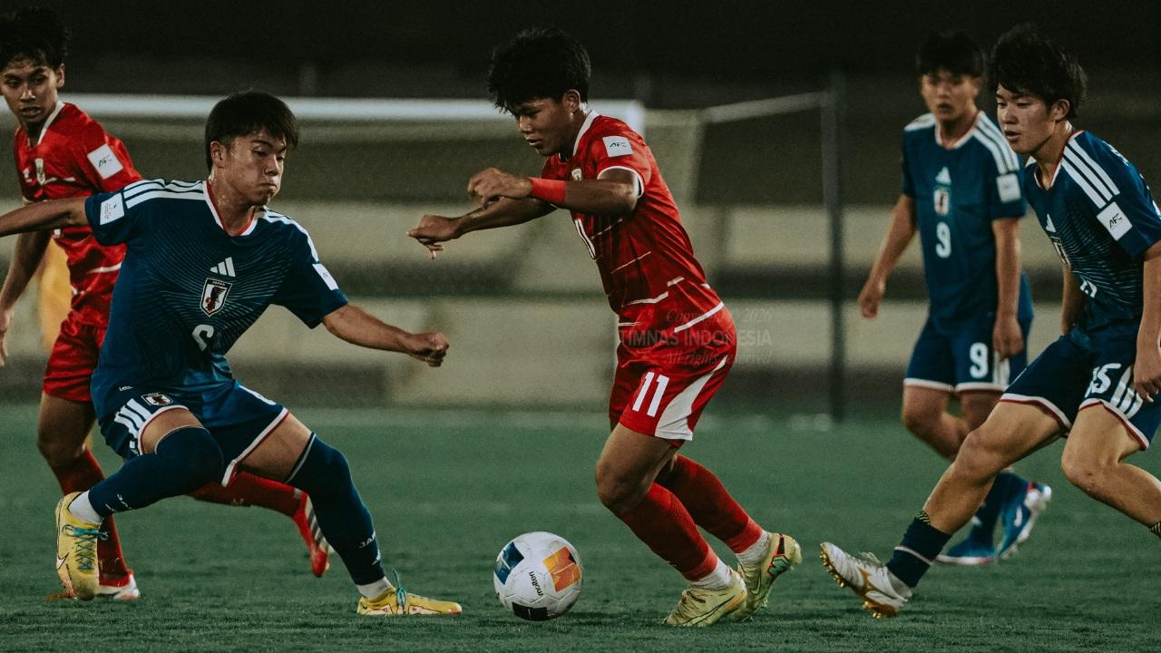 Aksi-penyerang-Timnas-U17-Indonesia-Ridho-saat-berduel-dengan-pemain-Jepang.jpg