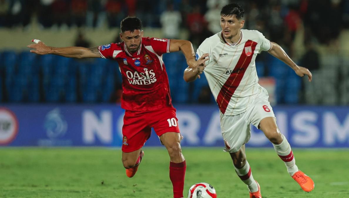Aksi-potret-duel-pertandingan-Persis-Solo-vs-Persijap-Jepara-di-Super-League.jpg