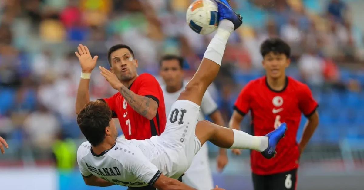 Aksi-salto-Mohanad-Ali-pada-laga-Irak-vs-Hongkong-di-Kings-Cup-2025.jpg