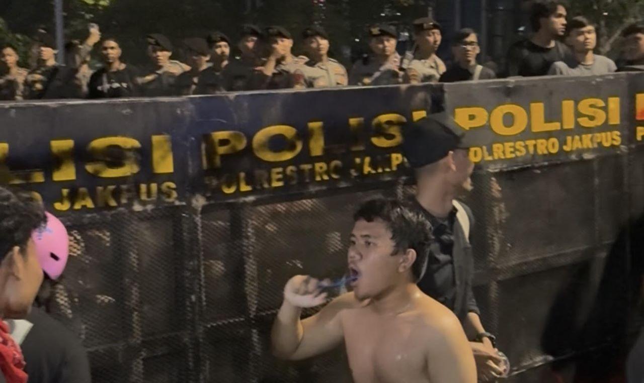 Aksi-teatrikal-mandi-sikat-gigi-di-depan-barikade-polisi-demonstrasi-kenaikan-harga-BBM-Thamrin.jpg