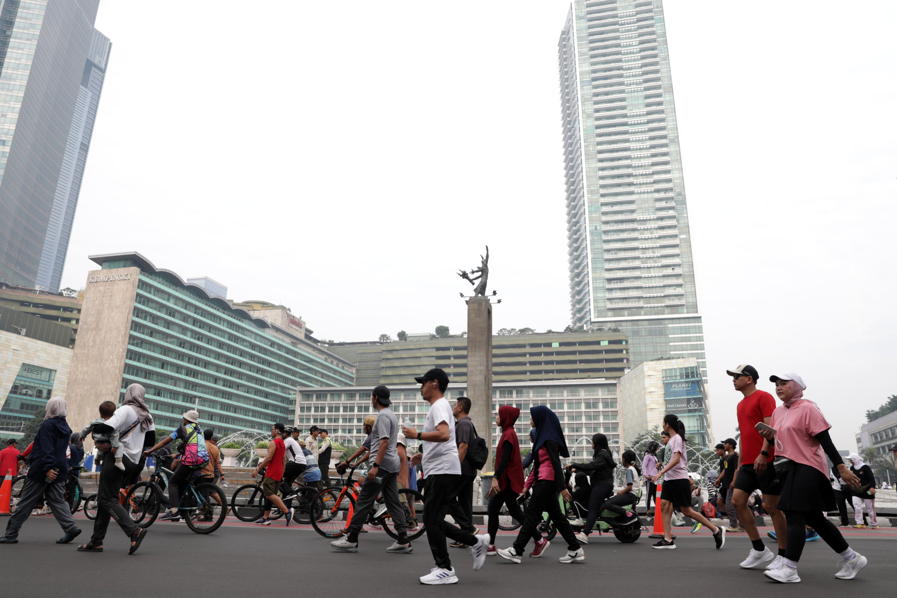 Prakiraan Cuaca Jakarta, 24 Juli 2025: Cerah Berawan Sepanjang Hari, Waspadai Indeks UV Tinggi