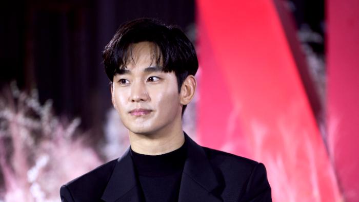 Kim Soo Hyun Klarifikasi Hubungan dengan Kim Sae Ron