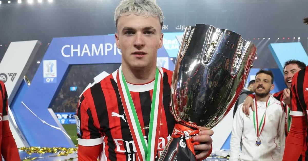 Alex-Jimenez-mengangkat-trofi-Piala-Super-Italia-bersama-AC-Milan.jpg