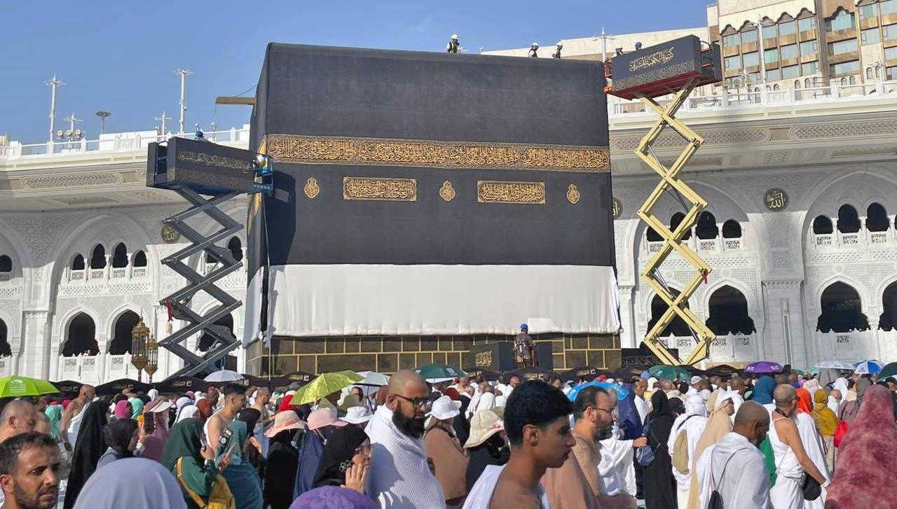 Amalan-dan-Bacaan-Doa-saat-Melihat-Pergantian-Kiswah-Dilengkapi-Lafal-Latin-dan-Arti-2.jpg