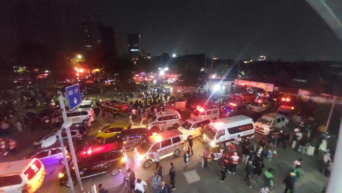 KRL vs KA ARGO BROMO - Ambulans bersiaga di Stasiun Bekasi Timur, Selasa (28/4/2026) dini hari pasca insiden kecelakaan kereta antara Commuter Line (Kampung Bandan-Cikarang) dan KA Argo Bromo Anggrek (Gambir-Surabaya Pasar Turi). Dilaporkan masih ada tujuh korban yang terjepit di dalam gerbong.