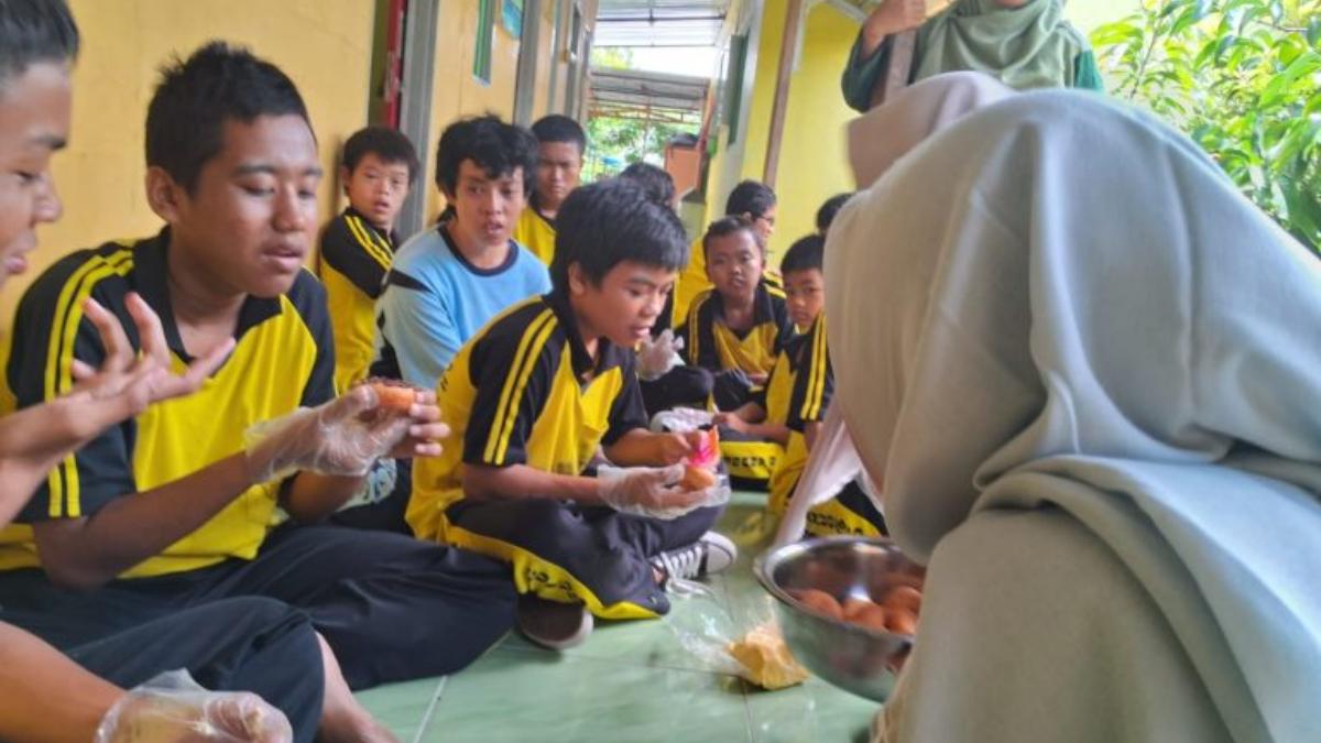 Anak-anak-SLB-Anugerah-mengikuti-program-keterampilan-tata-boga.jpg