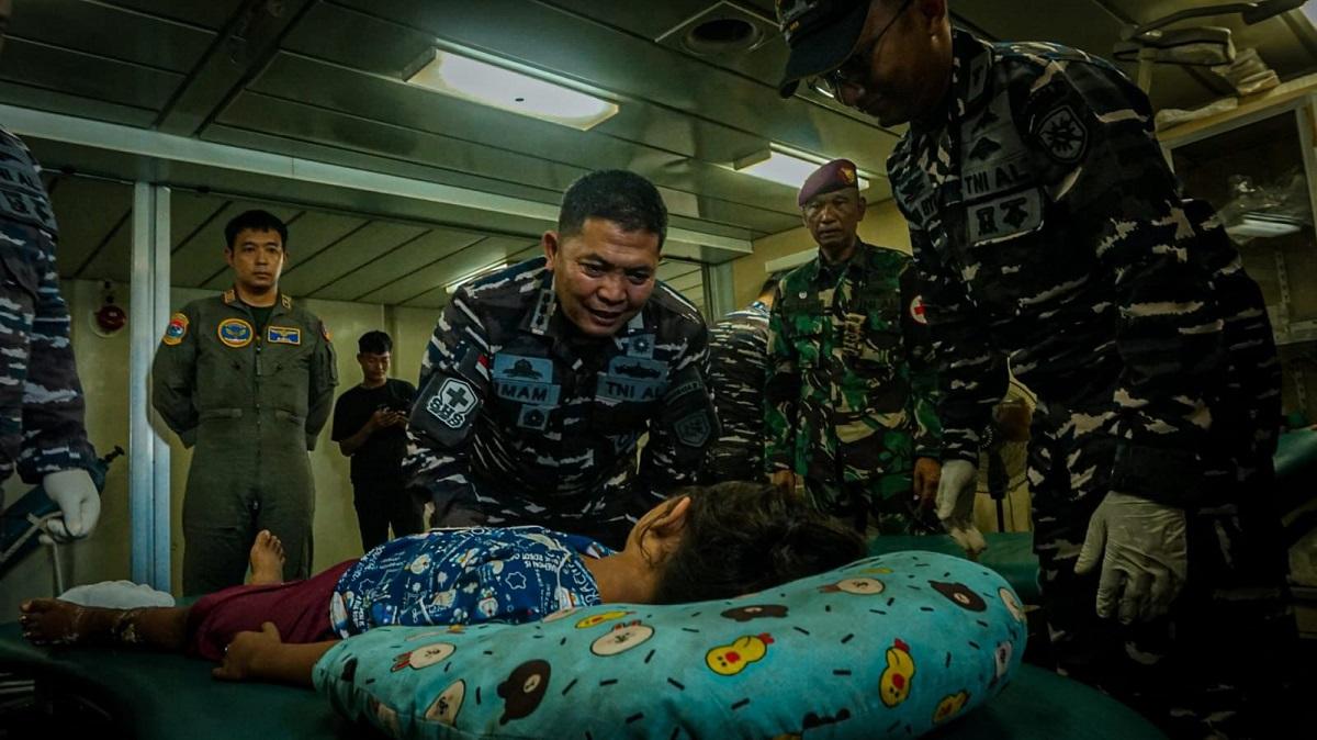 TNI AL Evakuasi Anak yang Alami Patah Kaki Akibat Bencana Banjir di Aceh, Malam Ini Dioperasi
