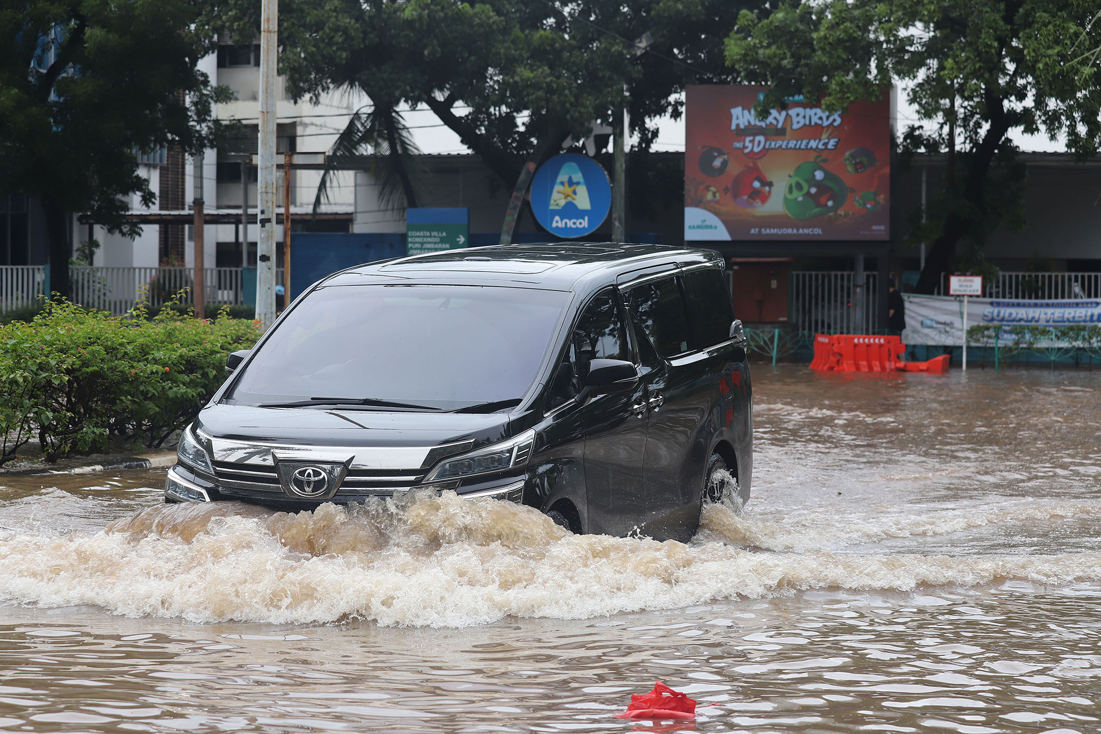 Ancol-Timur-Terendam-Banjir_20260113_085840.jpg