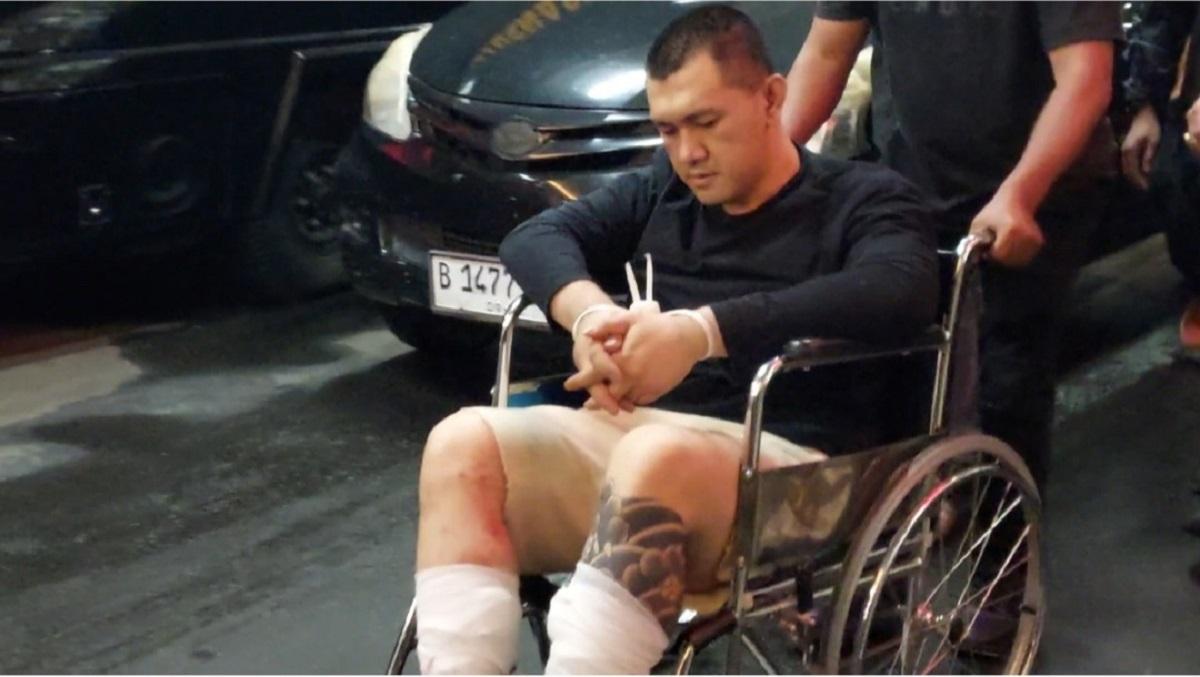 Buronan Kasus Narkoba Koh Andre Digiring ke Bareskrim Polri Pakai Kursi Roda, Dua Kakinya Ditembak