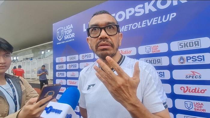 Anggota-Exco-PSSI-Arya-Sinulingga-saat-diwawancarai-di-Stadion-Madya-Senayan-Jakarta.jpg