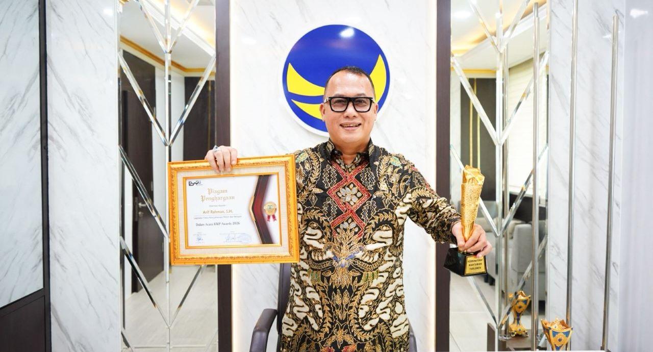Anggota-Komisi-IV-DPR-RI-Fraksi-NasDem-Arif-Rahman-menunjukkan-penghargaan.jpg