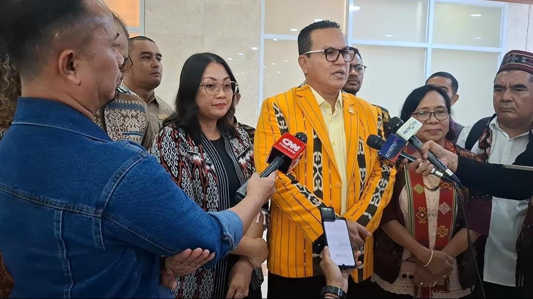 Anggota-Komisi-XIII-DPR-Umbu-Rudi-Kabunang-dan-Aliansi-Peduli-Perempuan-dan-Anak-APPA-NTT.jpg