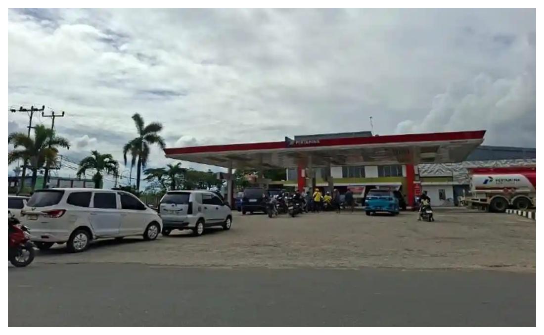 ANTRE BELI PERTALITE - Antrean mobil untuk membeli Bahan Bakar Minyak (BBM) jenis Pertalite di Stasiun Pengisian Bahan Bakar untuk Umum (SPBU) Rabam, Jl Jend Ahmad Yani, Kelurahan Bende, Kecamatan Kadia, Kota Kendari, Sulawesi Tenggara, Rabu (10/06/2026) pagi pukul 09.30 WITA. Harga Pertamax naik mencapai Rp4.050 per liter, dari Rp12.600 per liter menjadi Rp16.650 per liter.
