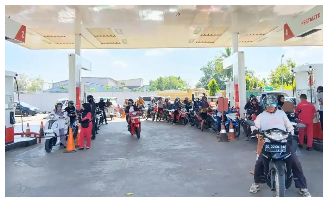 ANTREAN PERTALITE - Puluhan sepeda motor dan mobil mengantre mengisi bahan bakar di SPBU Kalabbirang, Kabupaten Takalar, Rabu (10/6/2026). Antrean panjang juga terlihat pada jalur pengisian Pertalite dan Pertamax yang dipadati masyarakat sejak pagi hari.