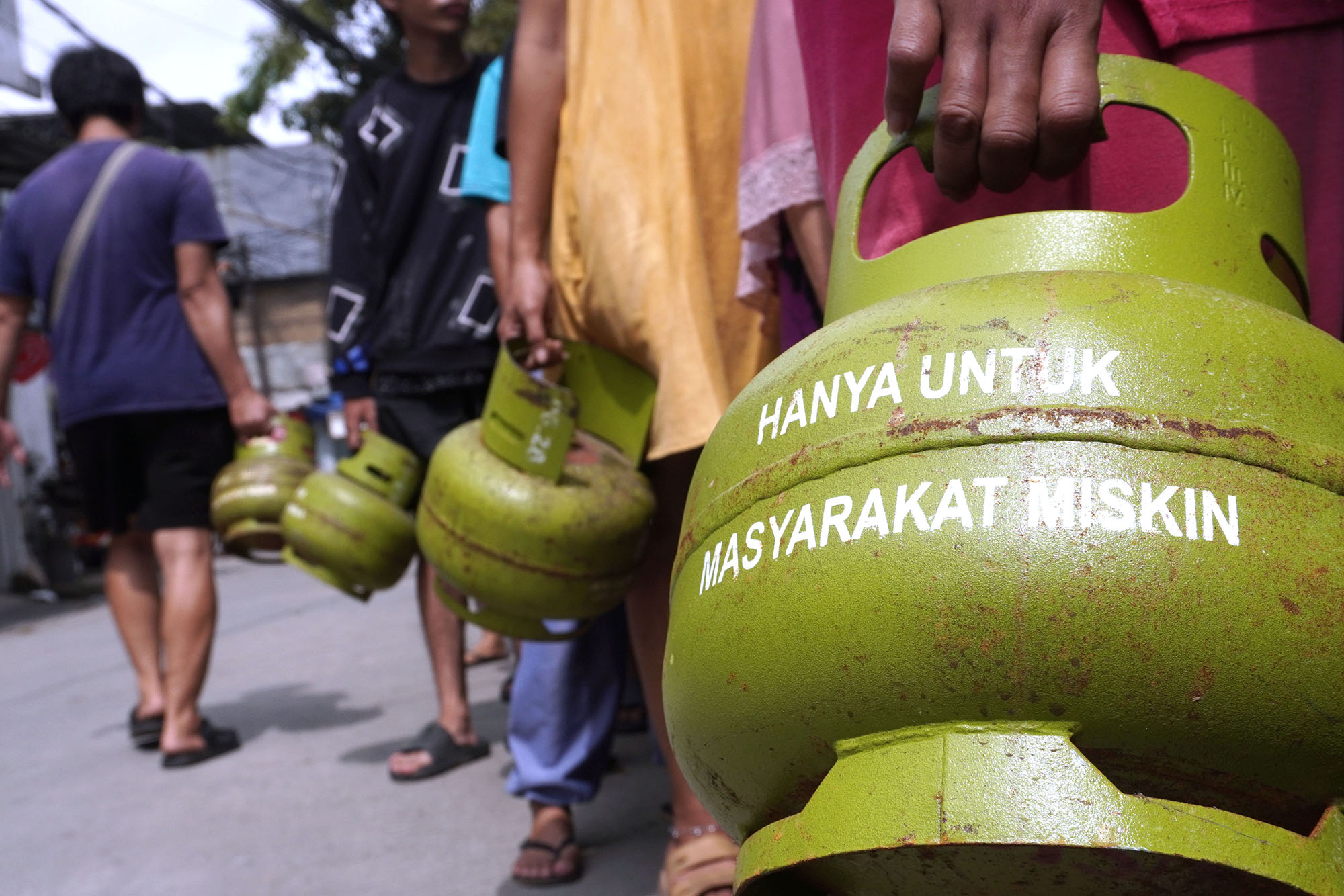 Antrean-Warga-Mendapatkan-Elpiji-3-Kg_20250204_074833.jpg