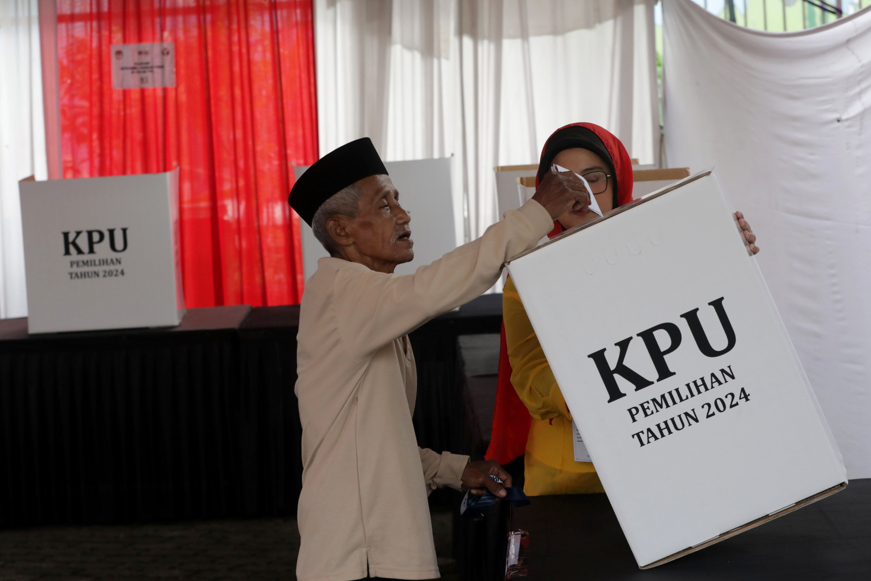 Antusias-Warga-di-Pencoblosan-Pilkada-Serentak-2024_20241127_144418.jpg