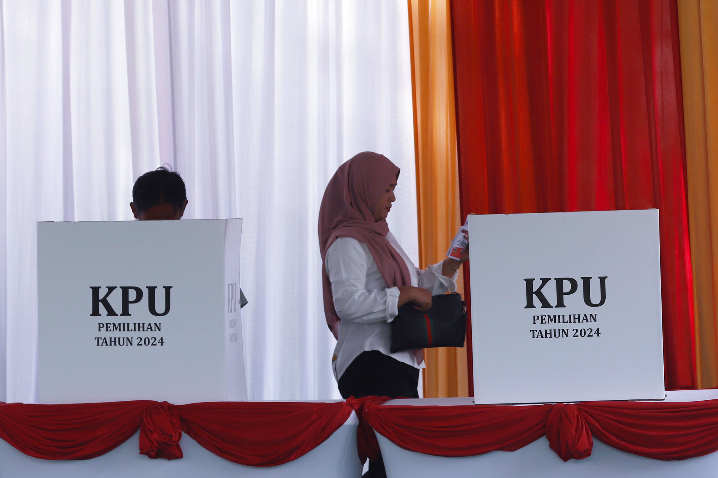 Antusias-Warga-di-Pencoblosan-Pilkada-Serentak-2024_20241127_150502.jpg