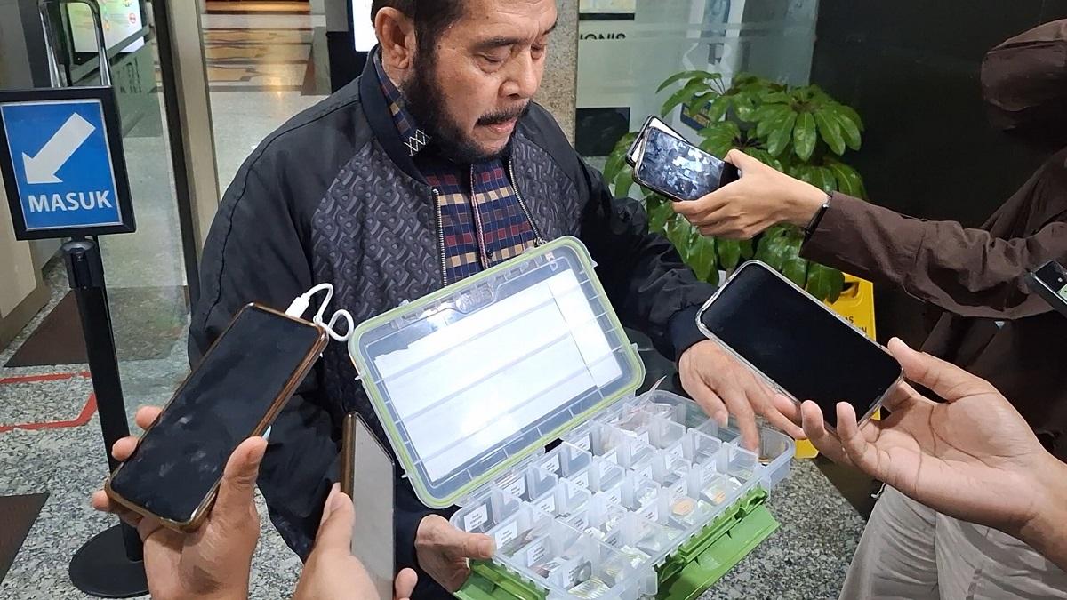 Anwar-Usman-menunjukkan-kotak-obat-miliknya-kepada-awak-media.jpg