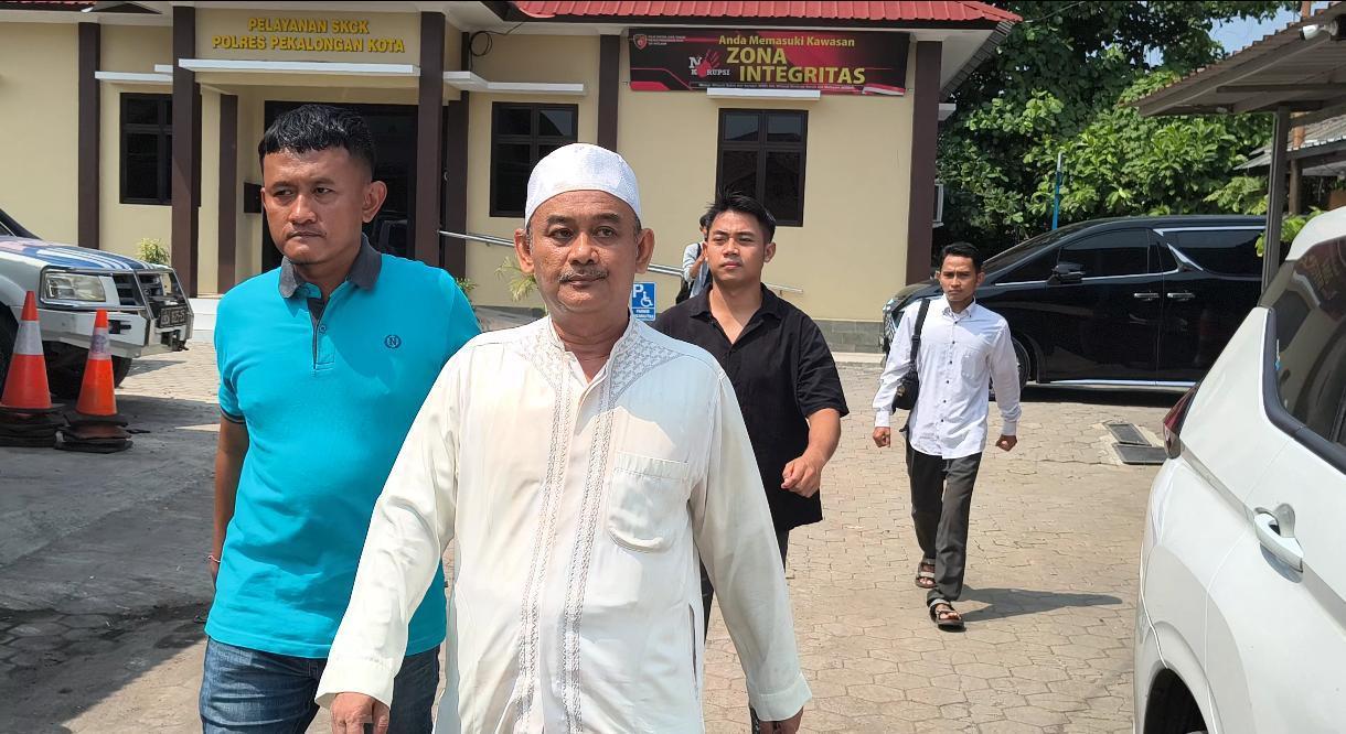 Gus Lim Pimpinan Padepokan Padang Ati Ditangkap Kasus Pencabulan: Murid Cium Tangan dan Menangis