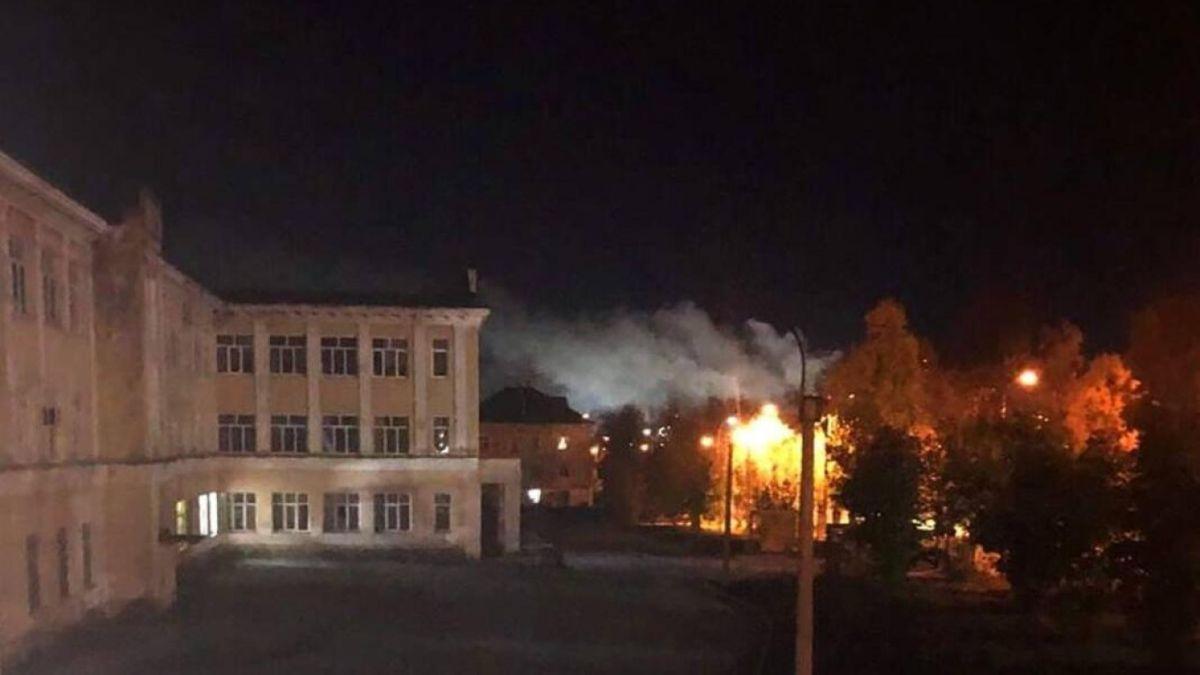 TERBAKAR - Api membakar fasilitas kilang minyak utama Rusia di wilayah Orenburg dan salah satu produsen kimia terbesar Rusia, Jumat (3/10/2025) malam. Kilang minyak utama Rusia yang terletak 1.500 km dari perbatasan ini diserang drone Ukraina.