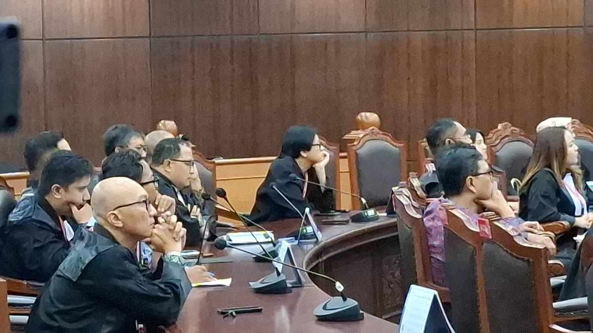 Arman Maulana Bertopang Dagu Simak Putusan Uji Materi UU Hak Cipta di Ruang Sidang MK