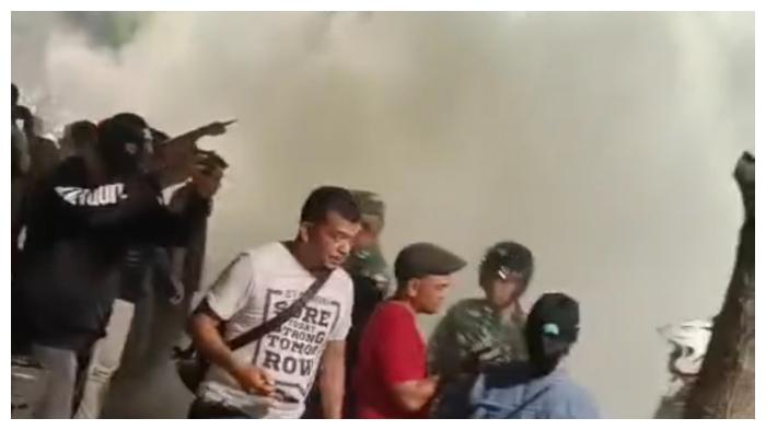 Asap Tebal Muncul saat Pendemo Bakar Ban di Salemba Jakpus, Polisi: dari APAR bukan Gas Air Mata